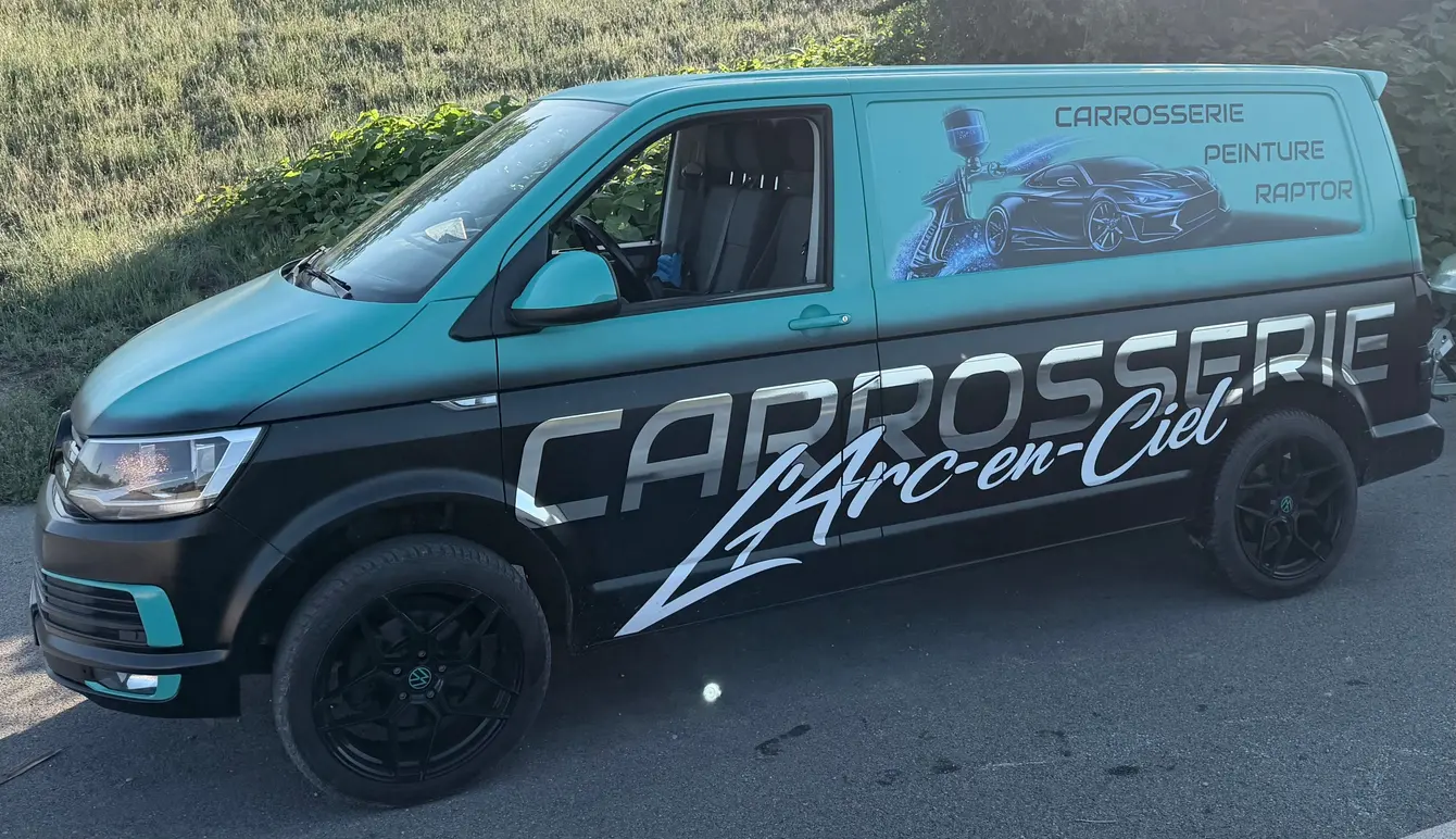 Le fourgon du garage, vert Petronas et noir, lettrage Carrosserie L’Arc en Ciel