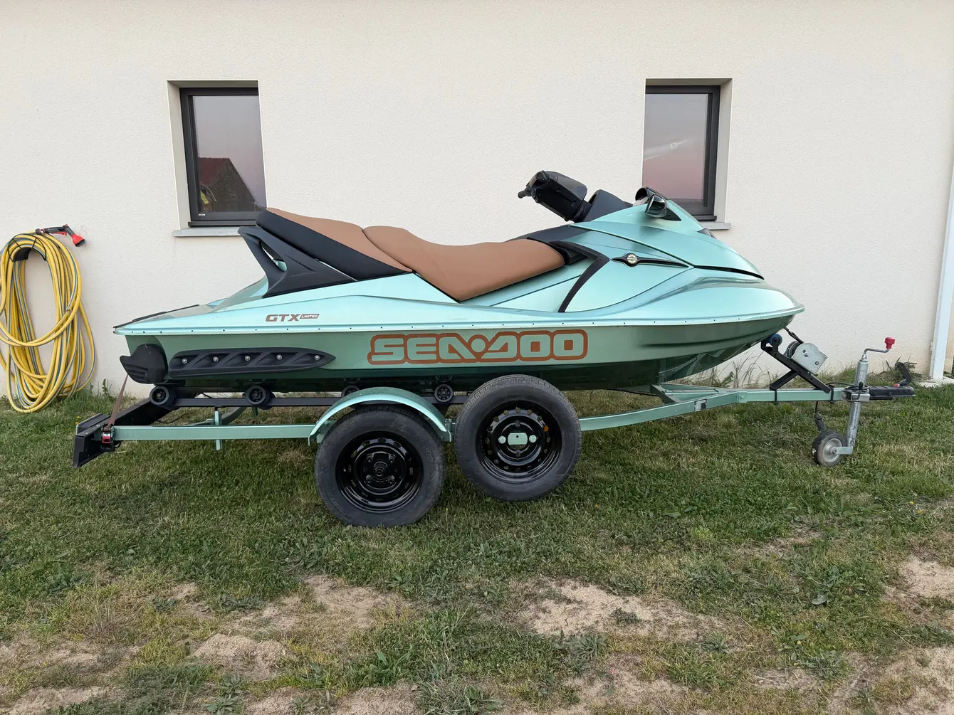 Jet-ski Sea-Doo sur sa remorque, coque vert d’eau